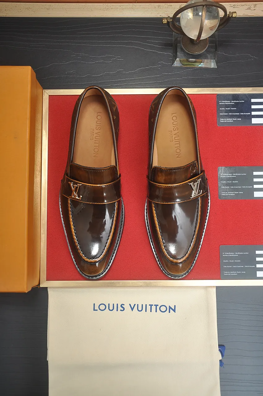 Men's men's shoes 💰460💶 [LV] (original single cowhide lining) 🍀LV's latest genuine leather business suit shoes are launched simultaneously on the official website. The first-layer cowhide imported from Italy is made of heavy gold, 💥1:1 rubber outsole from the official website. Versatile to wear, high-end without losing class, and the color combination is extraordinary. This four-season style is alluring when worn on your feet, showing off your big-name flair. Standard code 38-45 (45 customized)